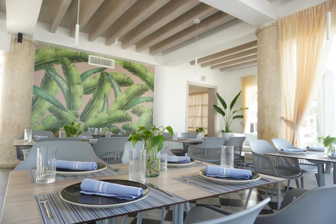 Hotel Las Americas Casa De Playa Cartagena Exteriör bild Interior of the restaurant