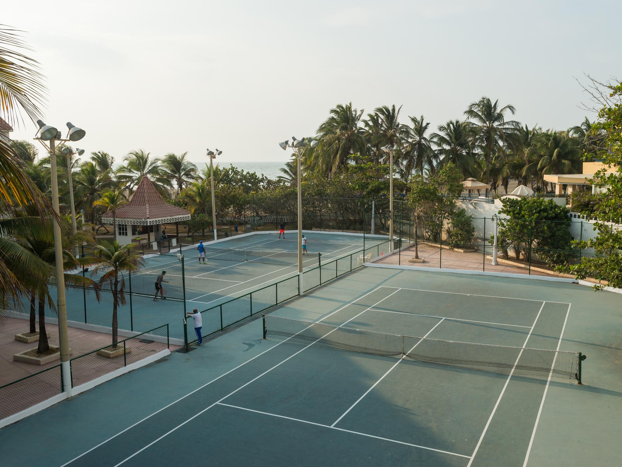 Hotel Las Americas Casa De Playa Cartagena Exteriör bild Tennis courts at the resort