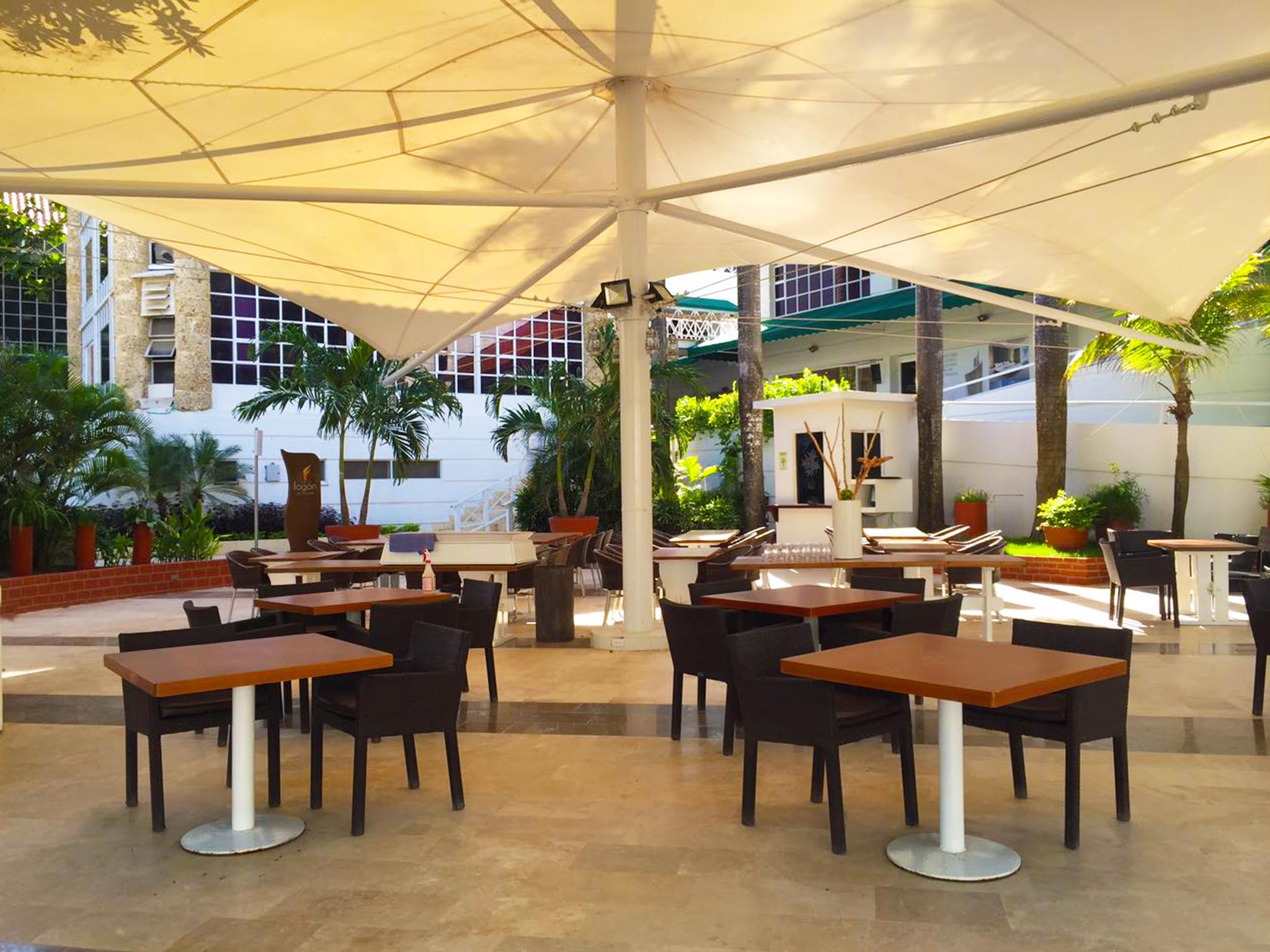 Hotel Las Americas Casa De Playa Cartagena Exteriör bild The patio at the hotel