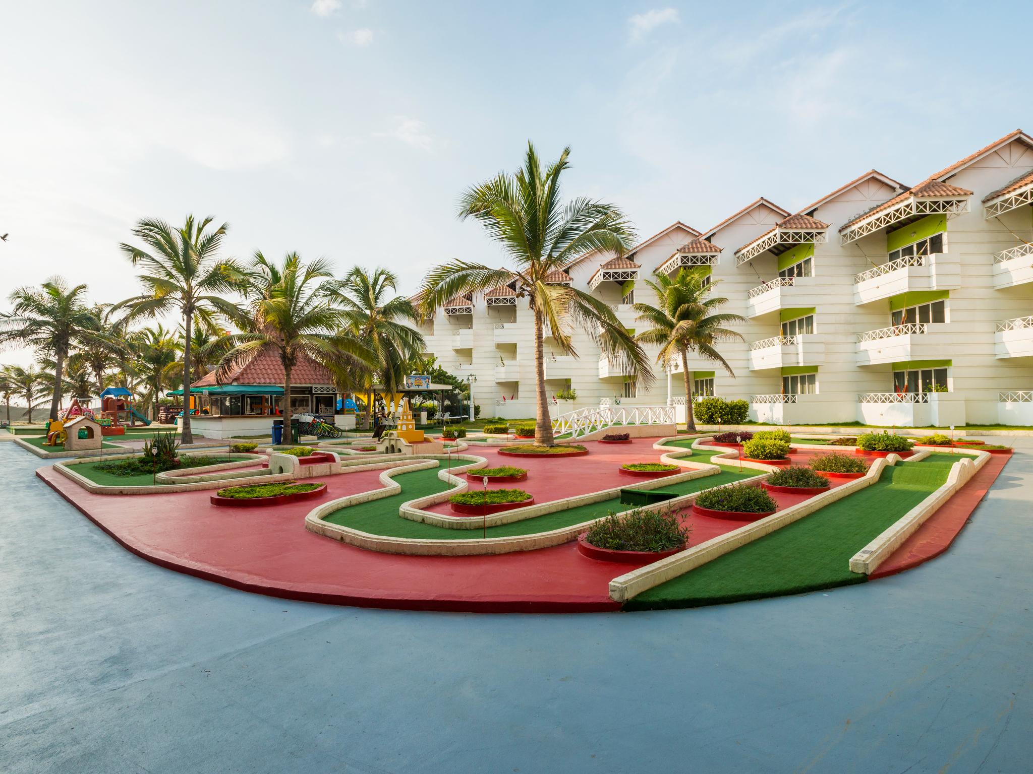 Hotel Las Americas Casa De Playa Cartagena Exteriör bild Miniature golf at the Royal Palm Beach Hotel