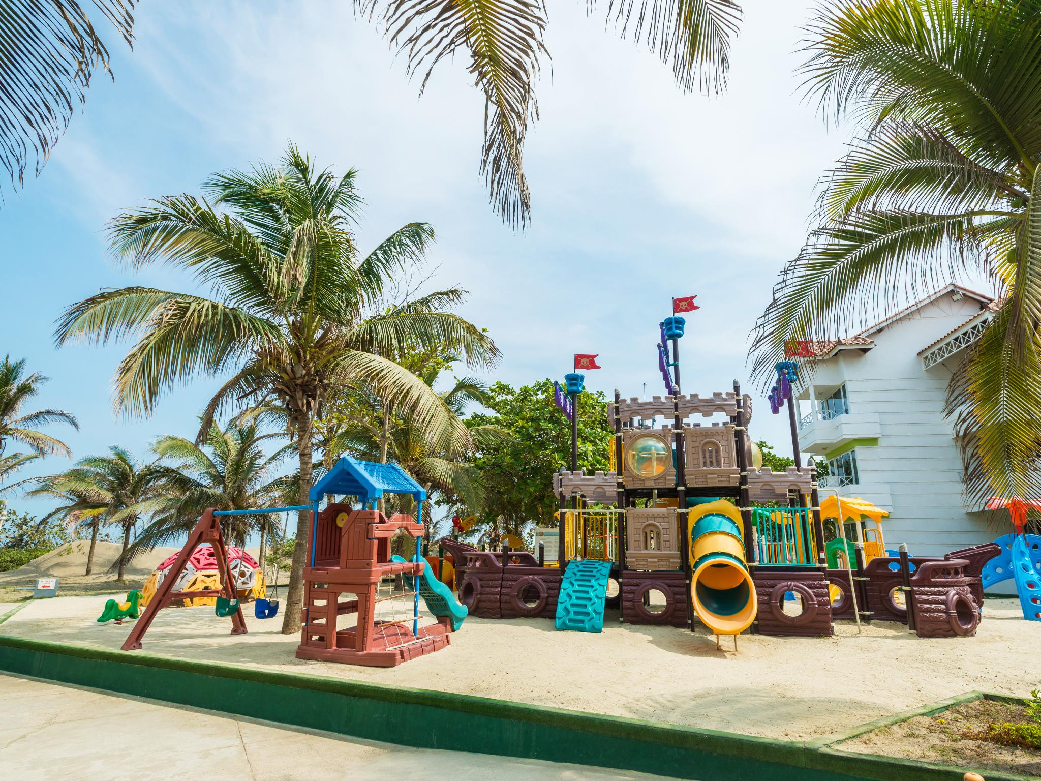 Hotel Las Americas Casa De Playa Cartagena Exteriör bild Playground at the resort