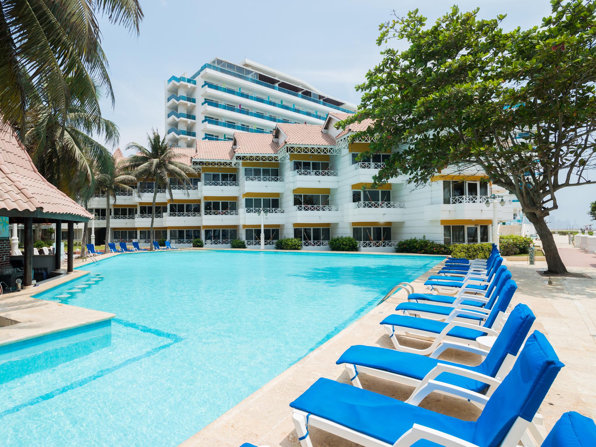 Hotel Las Americas Casa De Playa Cartagena Exteriör bild The pool at the hotel