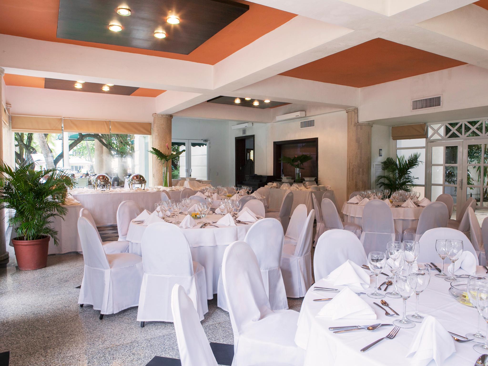 Hotel Las Americas Casa De Playa Cartagena Exteriör bild A restaurant in the resort