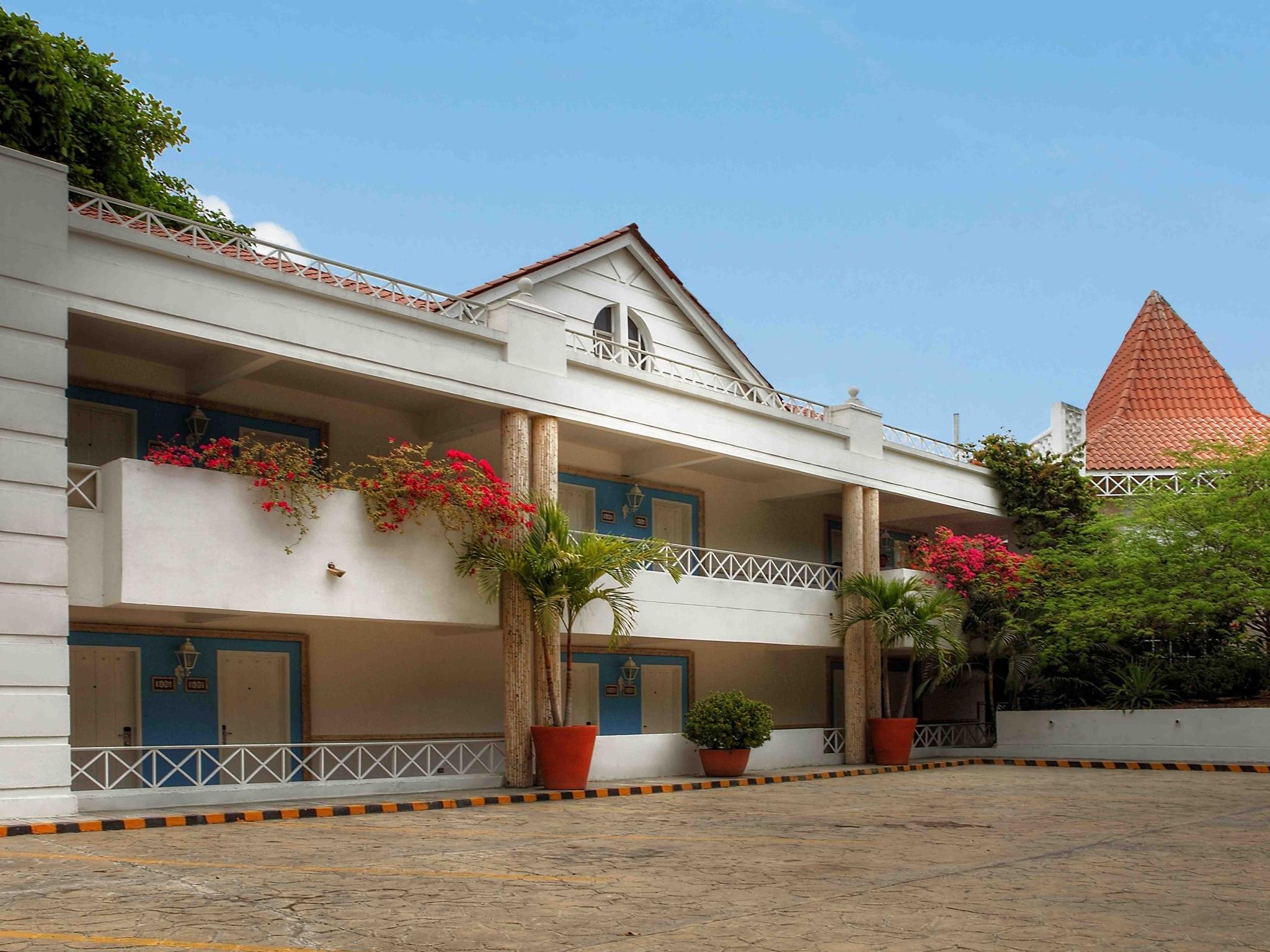 Hotel Las Americas Casa De Playa Cartagena Exteriör bild The school's main building