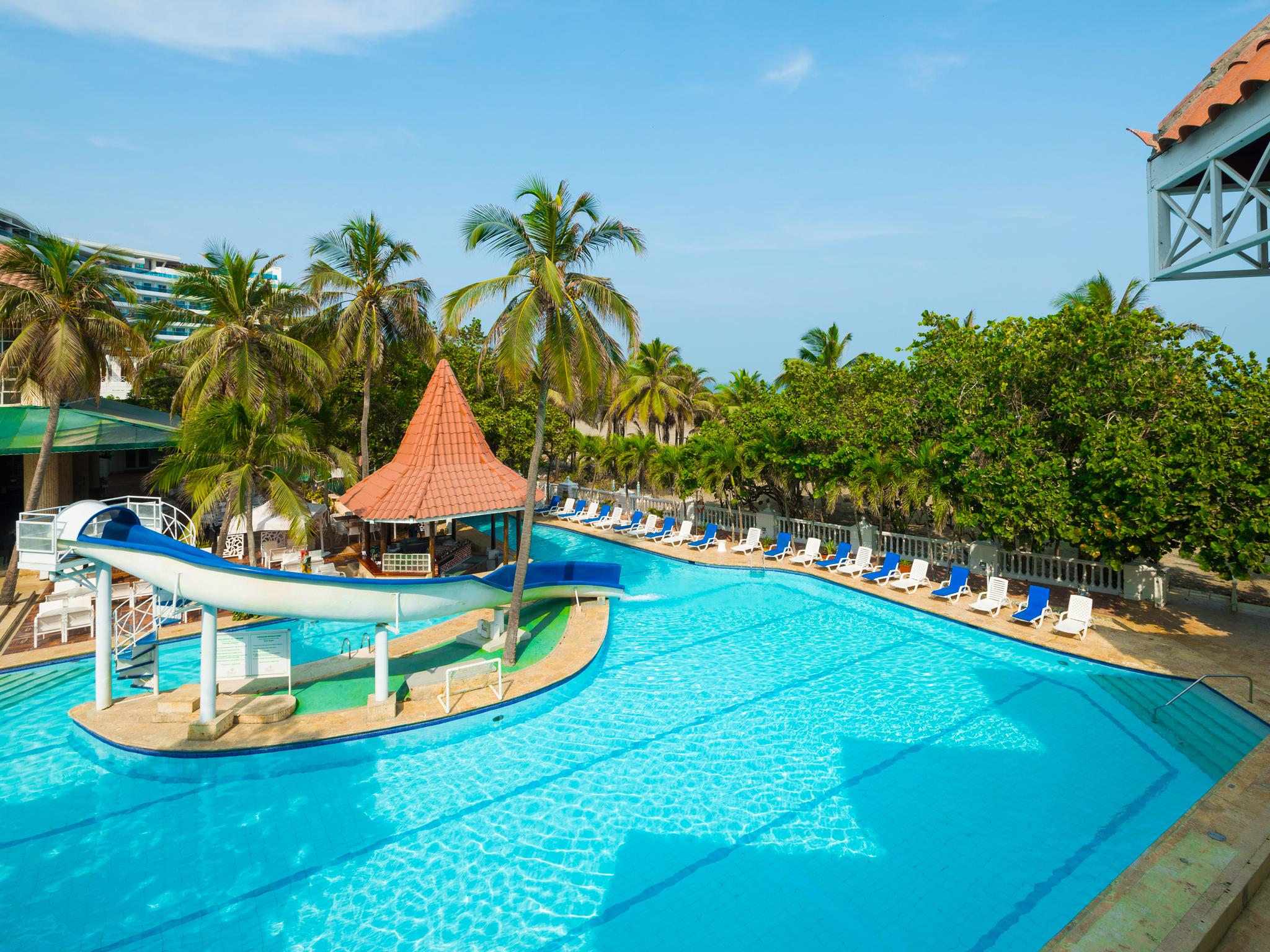 Hotel Las Americas Casa De Playa Cartagena Exteriör bild The swimming pool at the hotel