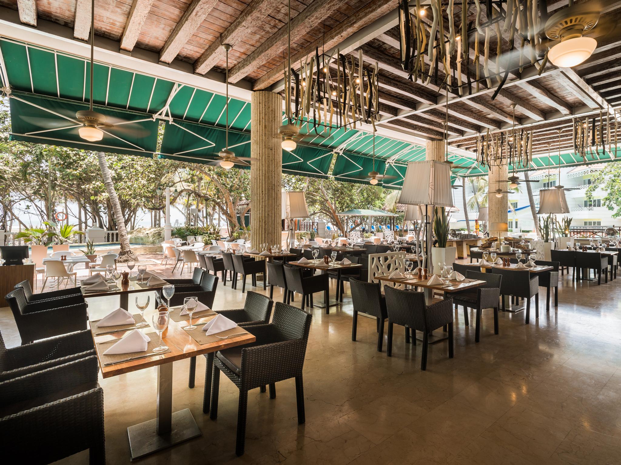 Hotel Las Americas Casa De Playa Cartagena Exteriör bild The interior of the restaurant