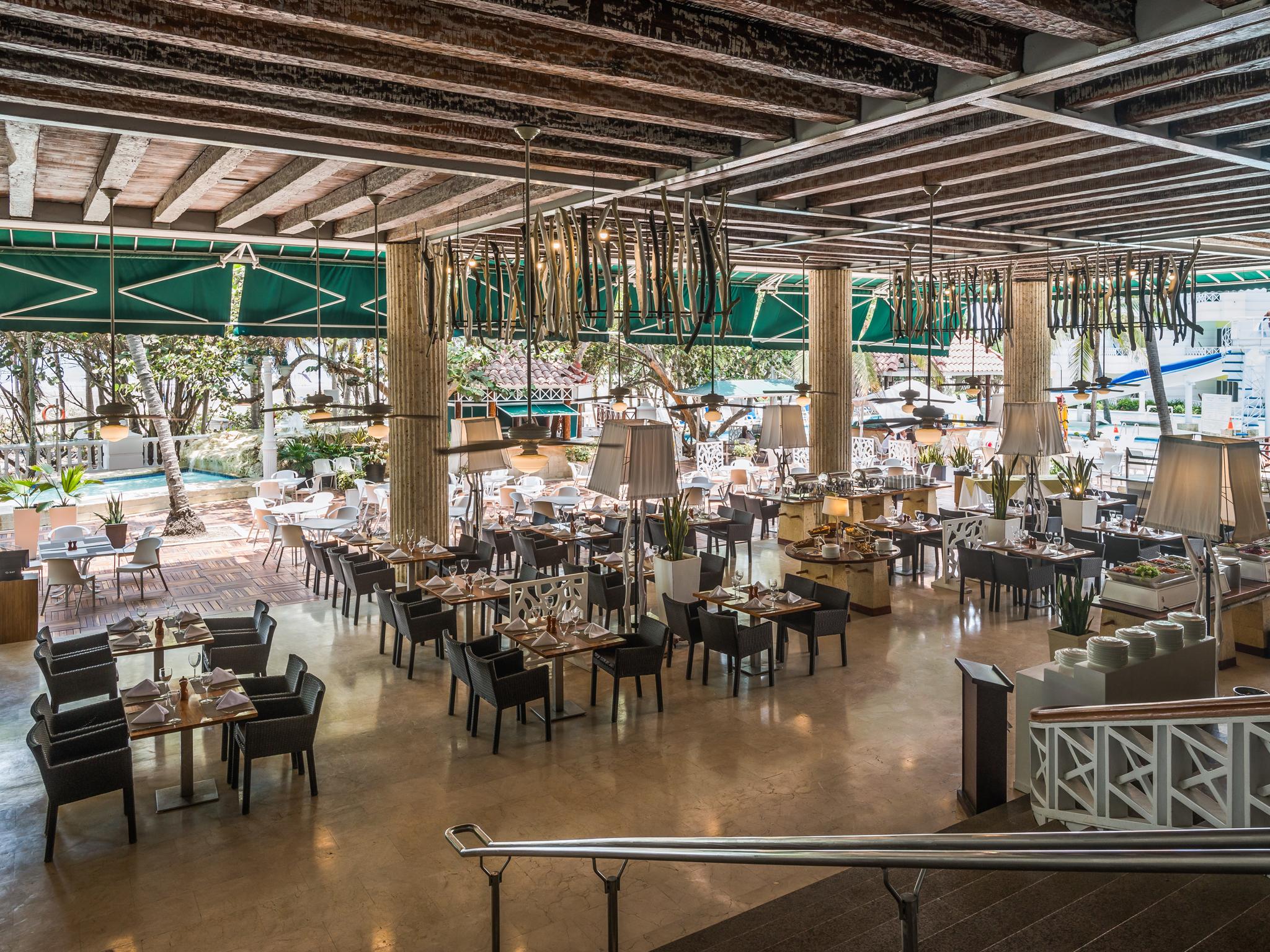 Hotel Las Americas Casa De Playa Cartagena Exteriör bild The Garden Grill