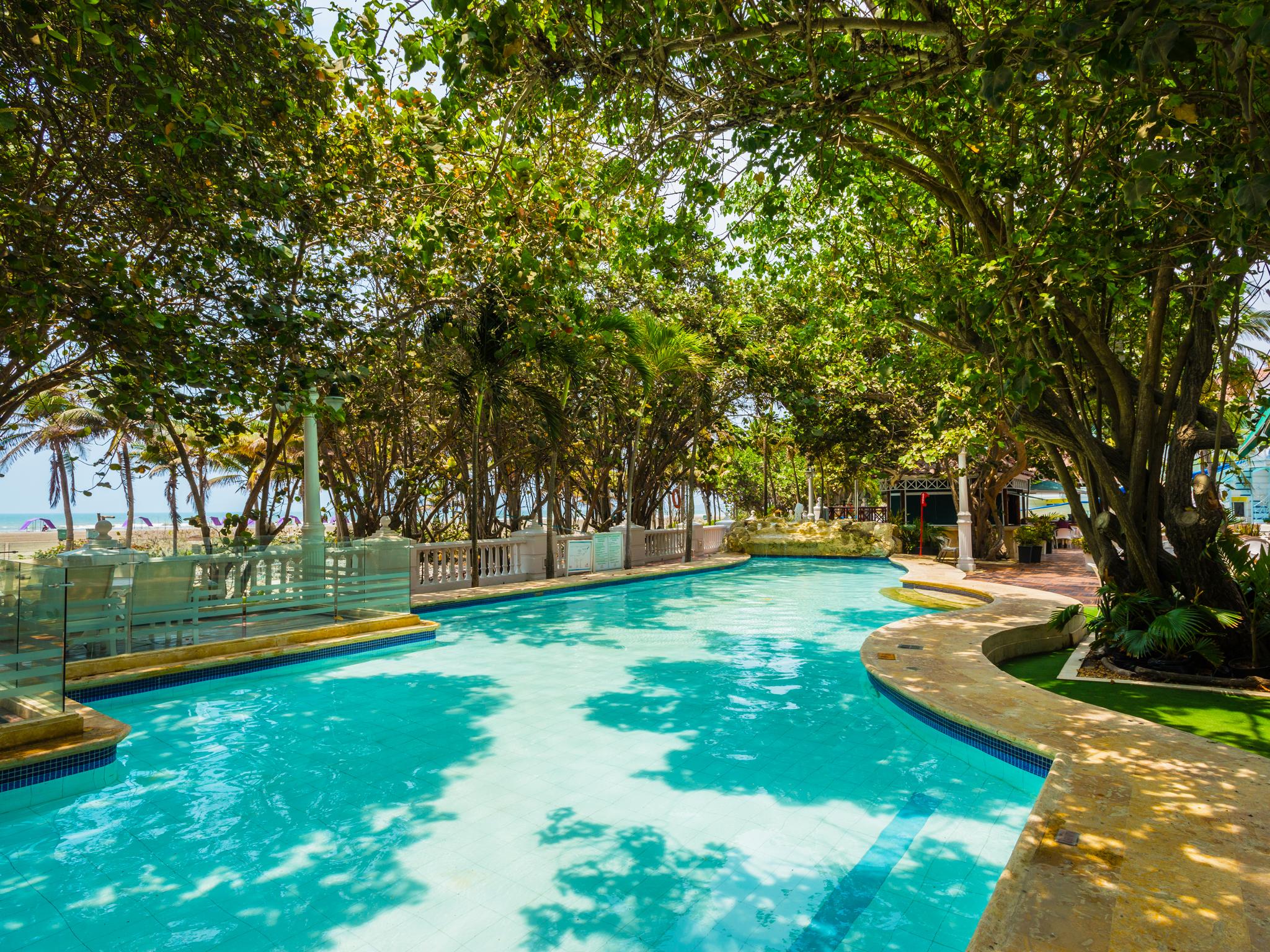 Hotel Las Americas Casa De Playa Cartagena Exteriör bild The swimming pool at the hotel