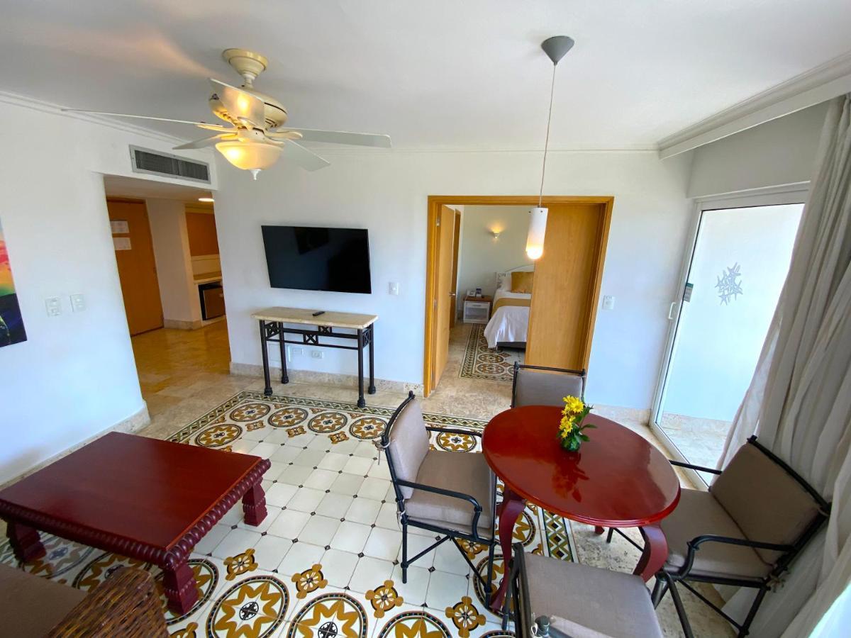 Hotel Las Americas Casa De Playa Cartagena Exteriör bild A suite at the hotel