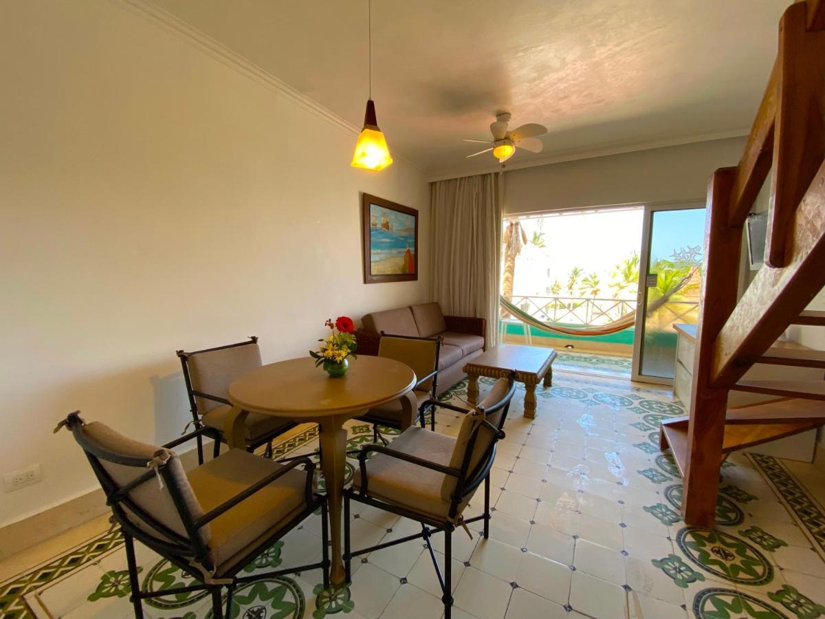 Hotel Las Americas Casa De Playa Cartagena Exteriör bild Living room in a typical condo