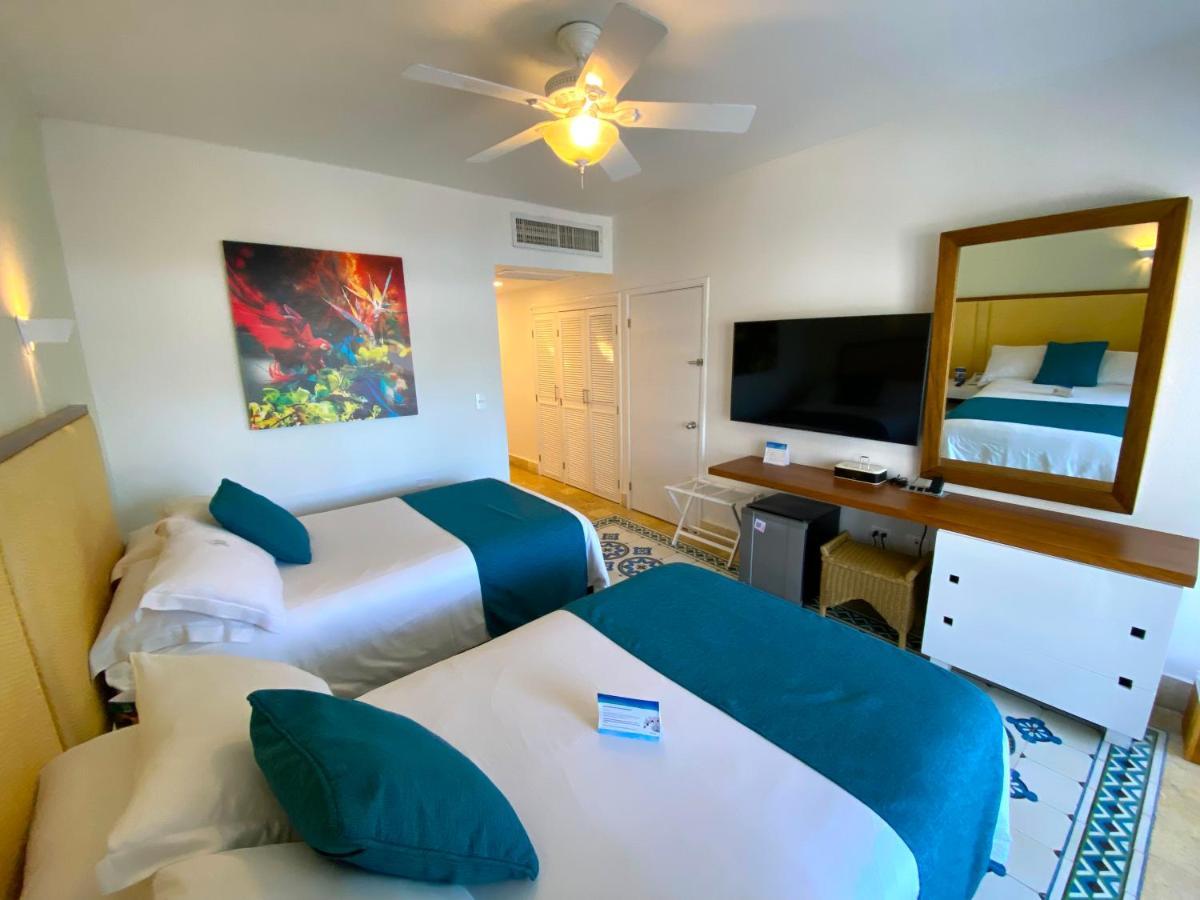Hotel Las Americas Casa De Playa Cartagena Exteriör bild A room at the hotel