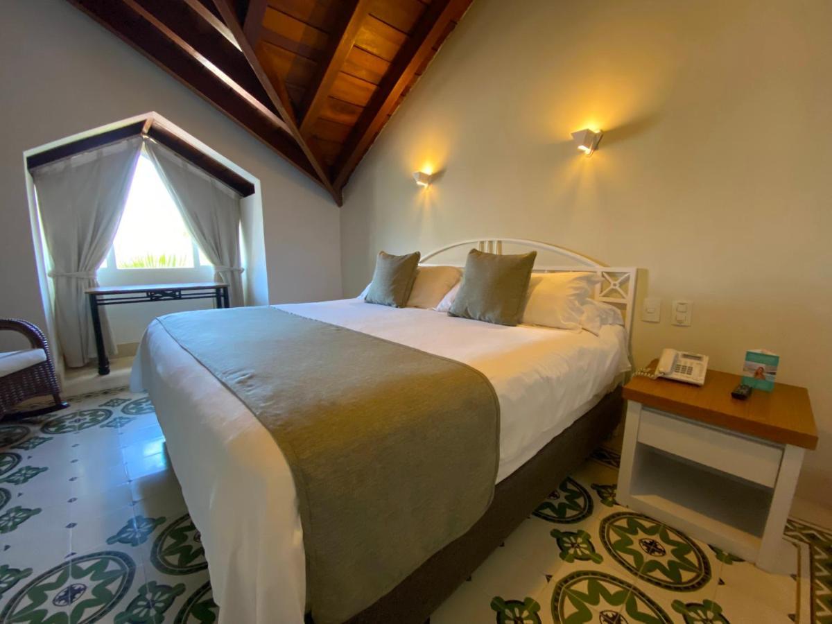 Hotel Las Americas Casa De Playa Cartagena Exteriör bild A room at the hotel