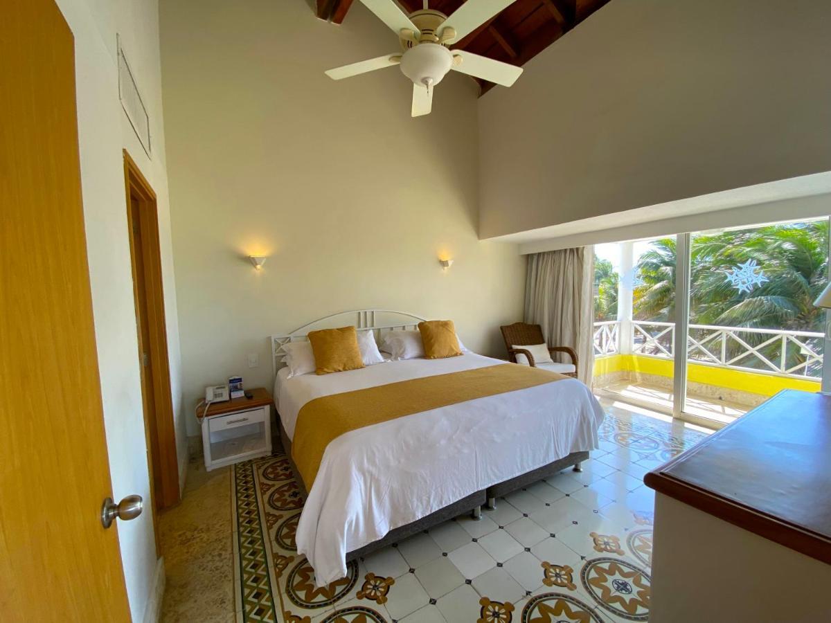 Hotel Las Americas Casa De Playa Cartagena Exteriör bild A bedroom at the hotel