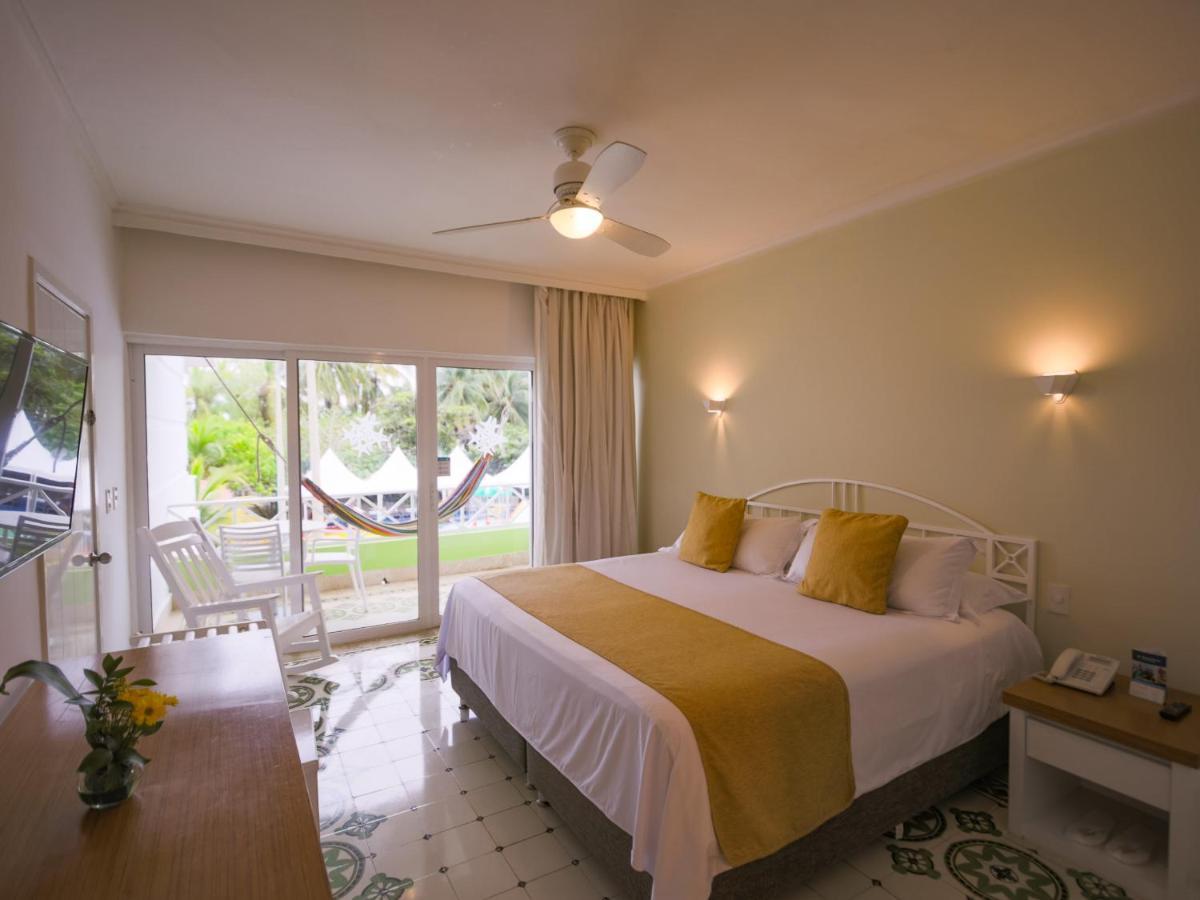 Hotel Las Americas Casa De Playa Cartagena Exteriör bild A bedroom at the hotel