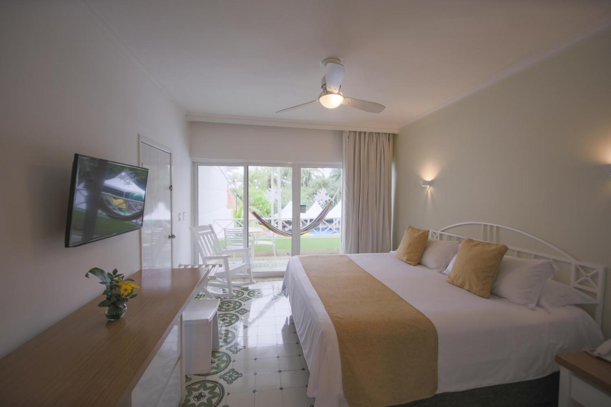 Hotel Las Americas Casa De Playa Cartagena Exteriör bild A room at the hotel